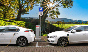 photo de voitures électrique en rechargement sur un parking